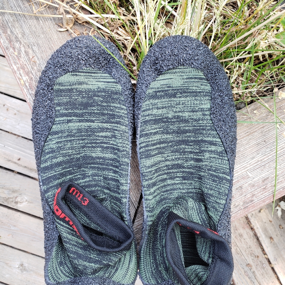 Mens water sock, size 13, crip rubber for bottom, green and black
